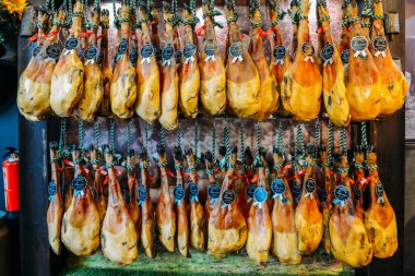 Geleneksel İspanyolca jambon kasap dükkanında görüntüsünü.