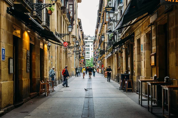İnsan kalabalığı yürümek San Sebastian, İspanya, alışveriş caddelerinden Bay of Biskay üzerinde bir tatil beldesi