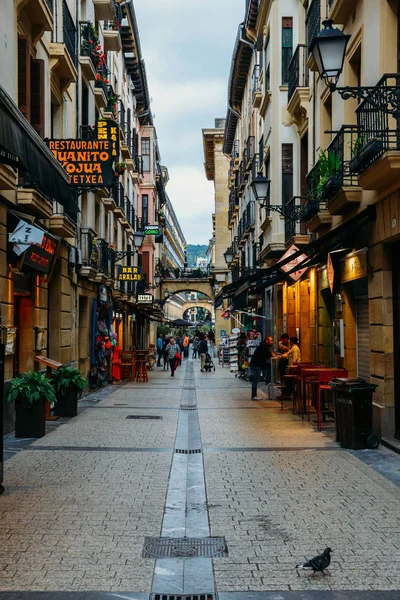 Tłum ludzi chodzić w ulic handlowych w San Sebastian, Hiszpania, kurort na Zatoce Biskajskiej — Zdjęcie stockowe