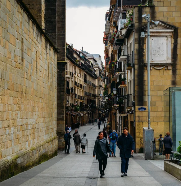 Crowd of people walk in the shopping streets of San Sebastian, Spain, a resort town on the Bay of Biscay — Stock Photo, Image
