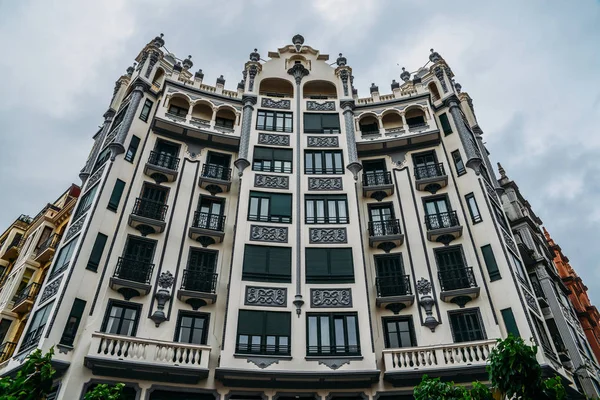 Edificio residencial Art-Nouveau clásico de principios del siglo XX — Foto de Stock