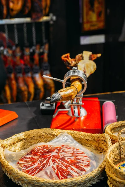 Показ традиционной испанской ветчины из свиной ножки в мясной лавке в Сан-Себастьяне, Испания — стоковое фото