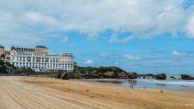 Aileler popüler tatil beldesi üzerinde Bay of Biskay Biarritz, Fransa Aquitaine, Grande Plage plajda sakin ol