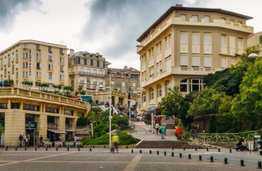 İnsanlar Biarritz, Fransa içinde Plage Grand Promenade rahatlatıcı