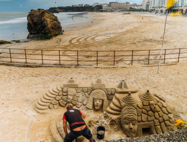 Adam Biarritz, Aquitaine, Fransa Grande Plage Plajı'nda ayrıntılı bir kumdan kale inşa