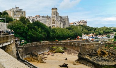 Kilise Sainte-Eugenie ve Rocher Du Basta Island turist oteller
