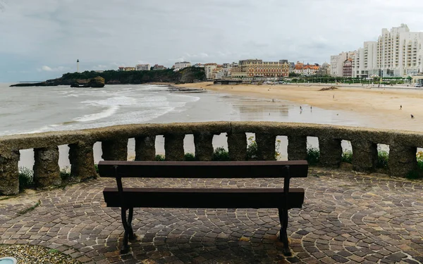 Banc en bois vide près du paysage marin pittoresque sur la côte atlantique dans le ciel bleu, biarritz, pays basque, france — Photo