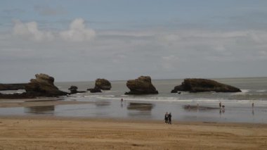 Aileler popüler tatil beldesi üzerinde Bay of Biskay Biarritz, Fransa Aquitaine, Grande Plage plajda sakin ol