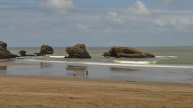 Biarritz, Fransa Aquitaine, Grande Plage plajda bir popüler tatil beldesi Bay of Biskay üzerinde rahatlatıcı ailelerin Timelapse