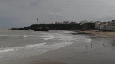 Aileler popüler tatil beldesi üzerinde Bay of Biskay Biarritz, Fransa Aquitaine, Grande Plage plajda sakin ol