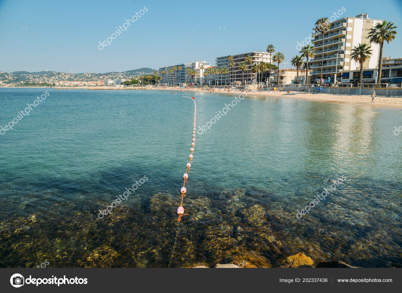 Bagnanti Di Mattina Presto E Nuoto Presso La Spiaggia Di