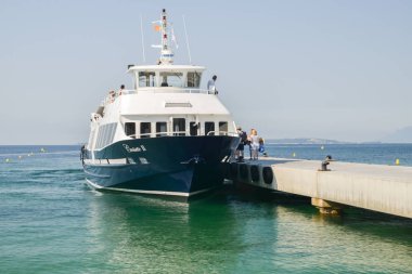 Turist gidilecek Cannes ve St. Tropez gibi Fransız Rivierası'nda onları almak için bir feribot kurulu beklemek