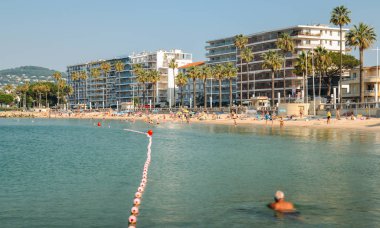 Sabah erken güneş yıkananlara ve yüzme sahilde Juan les Pins, popüler tatil hedef Akdeniz