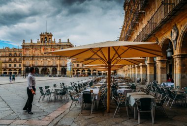 Ünlü ve tarihi Plaza Mayor Salamanca dramatik bulutlu, Castilla y Leon, İspanya - UNESCO Dünya Miras Listesi