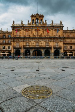 Ünlü ve tarihi Plaza Mayor Salamanca dramatik bulutlu, Castilla y Leon, İspanya - UNESCO Dünya Miras Listesi