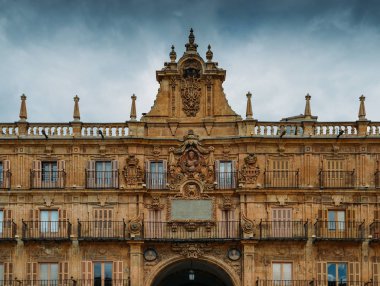 Ünlü ve tarihi Plaza Mayor Salamanca dramatik bulutlu, Castilla y Leon, İspanya - UNESCO Dünya Miras Listesi