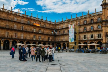 Turistler, ünlü ve tarihi Plaza Mayor Salamanca, Castilla y Leon, İspanya - UNESCO Dünya Miras Listesi