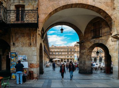 Kemerli giriş için ünlü ve tarihi Plaza Mayor Salamanca, Castilla y Leon, İspanya - UNESCO Dünya Miras Listesi