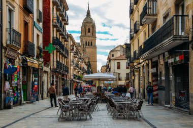 Salamanca, Castilla y Leon, İspanya tarihi merkezinde eski Katedrali için önde gelen bir yaya caddesi