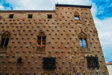 Bir sergi alanı şimdi Kütüphane, Salamanca, İspanya - Unesco 16. yüzyıl Gotik Saray cephe sembolik seashell motifleri, kaplı