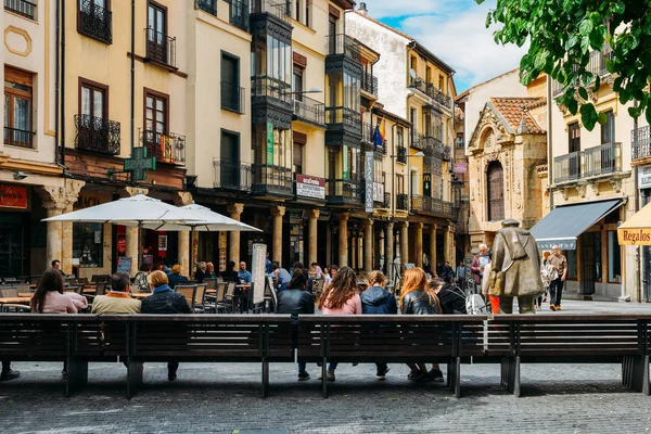 Tourists relax at a bench in the historic centre of Salamanca, Castilla y Leon, Spain - Unesco World Heritage Site — Stock Photo, Image