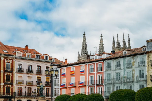 Hagyományos építészet a Plaza Mayor, Burgos, Spanyolország. Burgosi katedrális a háttérben - Unesco Világörökség — Stock Fotó