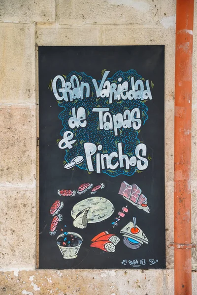 Подпишите рекламные тапас и пинчи в Бургосе, Испания — стоковое фото