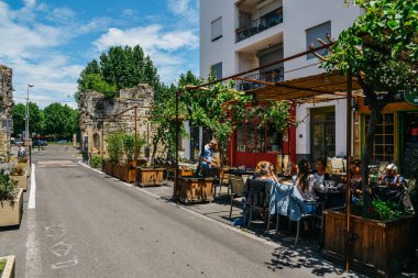 Cafe ve Provence Güney Fransa eski kasaba Arles restautants.