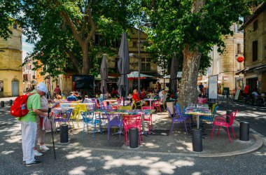 Cafe ve Provence Güney Fransa eski kasaba Arles restautants.