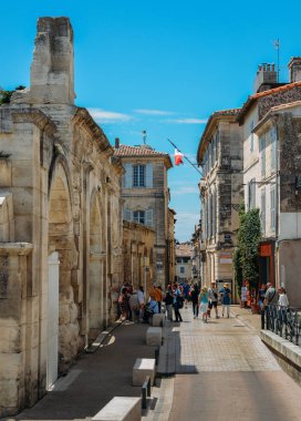 Antika Provencal şehir, Arles, nehir Rhone üzerinde küçük dar sokakları