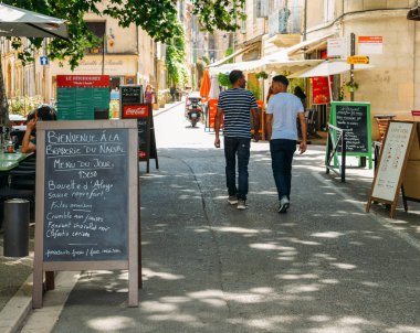 Cafe ve Provence Güney Fransa eski kasaba Arles restautants.