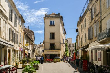 Arles, bir antik Roma kenti ve komün Güney Fransa'da Provence Eyaleti üzerinde tarihi merkezinin Caddesi'nde turistler