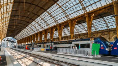 Merkezi, güneşli bir gün, mavi gökyüzü, turistler, raylar cam şekilli güneşlik, sncf, gare önünde bir çatı altında bir sürü tren istasyonu Panoraması