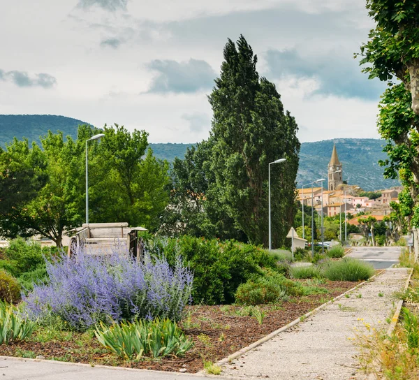 Entrada a un pueblo en Provenza, Francia — Foto de Stock