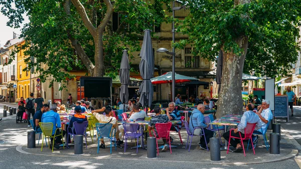 Cafe i restautants w starego miasta Arles w Prowansji w południowej Francji. — Zdjęcie stockowe