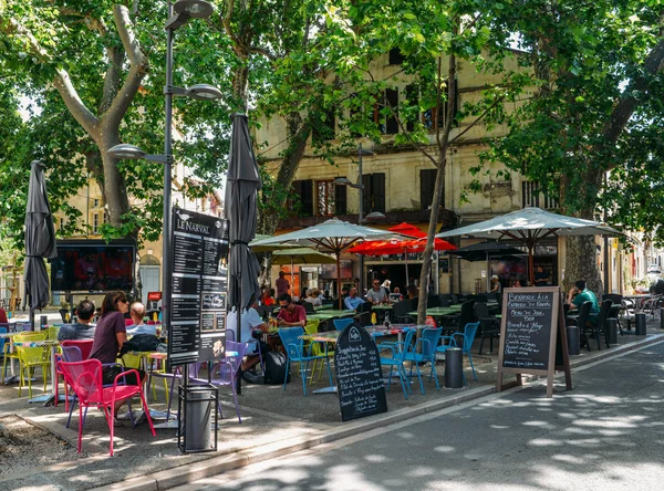 Cafe en restautants in de oude stad van Arles in de Provence in het zuiden van Frankrijk. — Stockfoto
