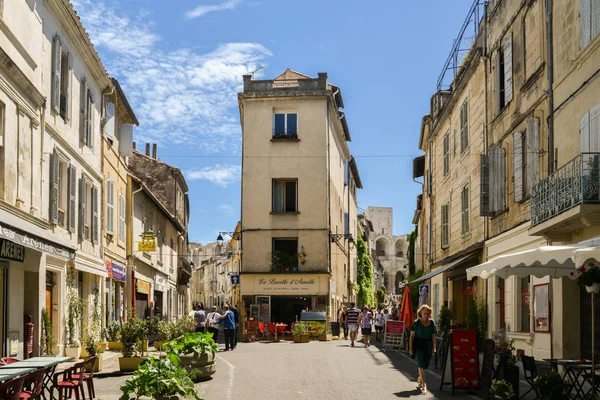 Touristen auf der Straße des historischen Zentrums von Arles, einer antiken römischen Stadt und Gemeinde im Süden Frankreichs in der Provinz Provence — Stockfoto