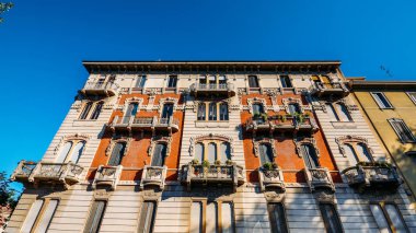 Ultra geniş açı Milan, Lombardiya, İtalya bina erken 20 art-nouveau tarzında görünümünü bozuk