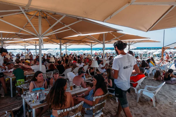 Restaurante abarrotado en Frishman Beach lleno de lugareños y turistas en un día soleado —  Fotos de Stock