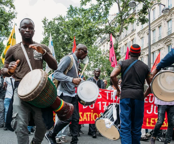 Frankrijk heeft ongeveer 200.000 tot 400.000 illegale immigranten, bekend als sans papiers of zonder papieren. Die migranten Bel voor open grenzen en rechtvaardigheid — Stockfoto