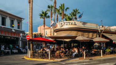 Juan les Pins, Cote dazur, Fransa tatil beldesi restoranlarda bir bar ile meşgul yaya bölgesi