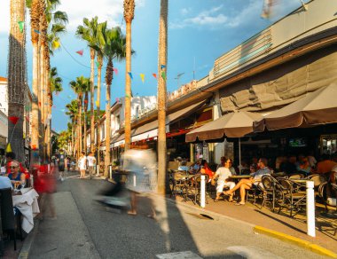 Juan les Pins, Cote dazur, Fransa tatil beldesi restoranlarda bir bar ile meşgul yaya bölgesi