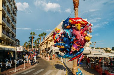 Juan les Pins, Cote dazur, Fransa tatil beldesi restoranlarda bir bar ile meşgul yaya bölgesi
