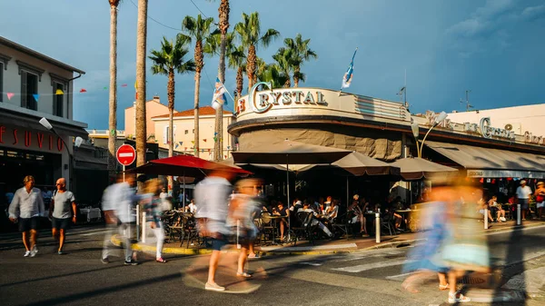 Πολυσύχναστη πεζοδρομημένη περιοχή με μπαρ και ένα εστιατόρια στην πόλη θέρετρο του Juan les Pins, Κυανή Ακτή, Γαλλία — Φωτογραφία Αρχείου