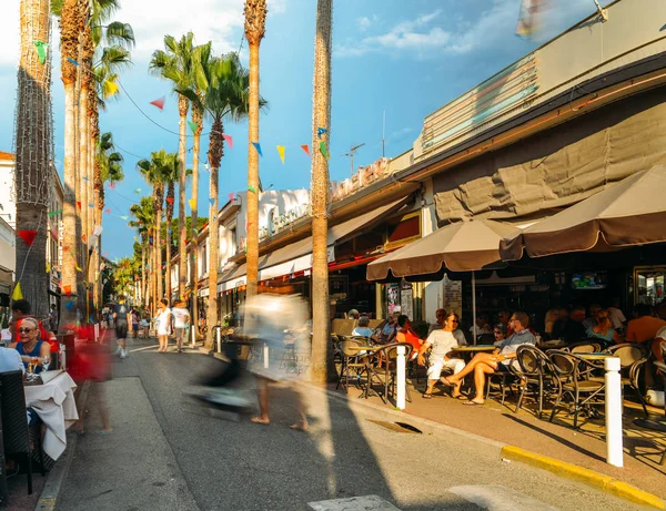 Juan les Pins, Cote dazur, Fransa tatil beldesi restoranlarda bir bar ile meşgul yaya bölgesi