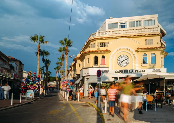 Занимательная пешеходная зона с барами и ресторанами в курортном городе Жуан-ле-Пен, Кот-д "Ивуар, Франция — стоковое фото