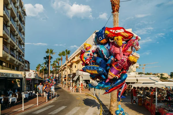 Juan les Pins, Cote dazur, Fransa tatil beldesi restoranlarda bir bar ile meşgul yaya bölgesi