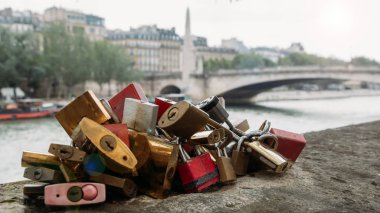 Paris'te bir köprüde Love kilit