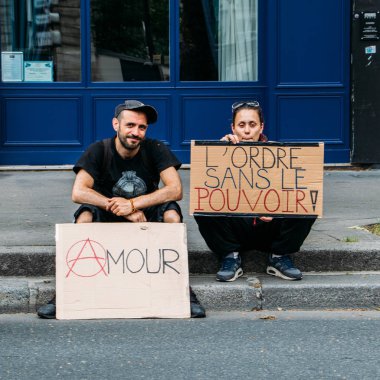 Paris, Haziran bir protesto sırasında aşk mesajı. Bastille mahalle