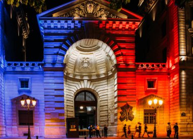 Paris polis karargahı, IV bölgesi, Milletler renkleri futbol Dünya Kupası sırasında alev aldı.